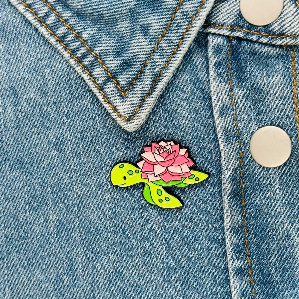 🤩Cute Turtle enamel pin with lotus flower Design - Green Turtle Metal Brooch🤩